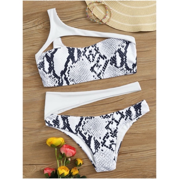 SLAY AWAY Snakeskin Print Cut out Bikini - Picture 2 of 4